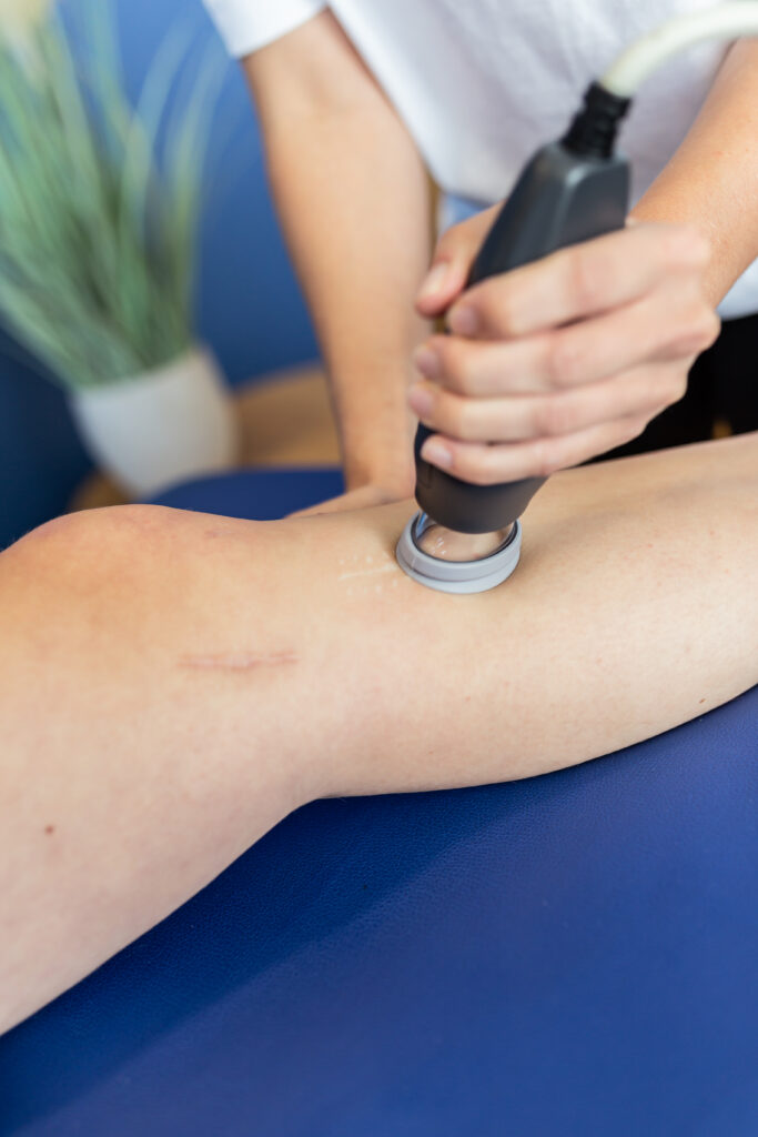 Säären leikkausarven käsittelyä LymphaTouch-laitteella